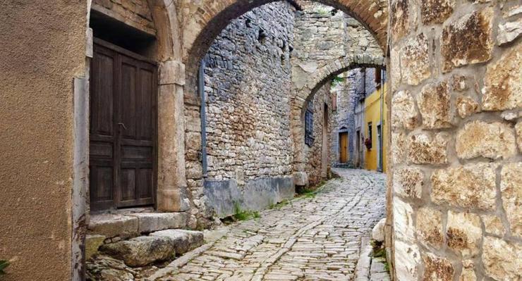 cobblestone street croatia