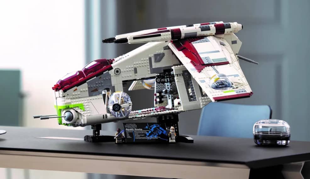 Plucky New LEGO Star Wars UCS Republic Gunship Arrives!